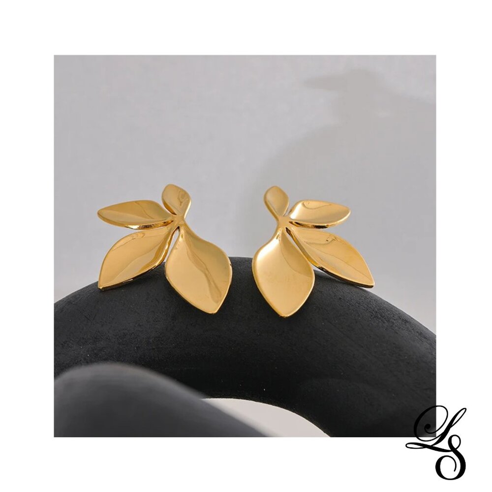 ๐ฟ New 18K Gold Leaf Bloom Stud Earrings ๐ฟ - Picture 3 of 4